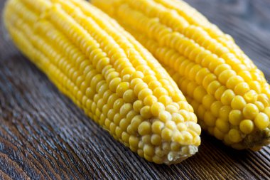 taze mısır ahşap masa üstünde. seçici odak.