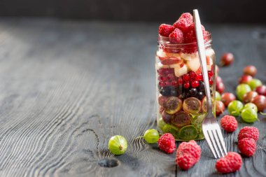 Yaz meyve güler yüzlü rustik ahşap masa üzerinde mason kavanoza