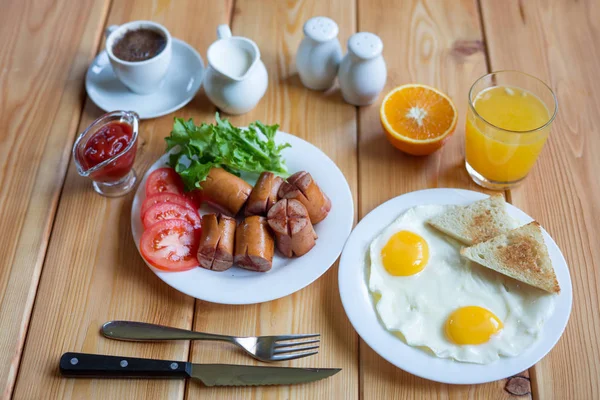 Portakal suyu, kahve fincanı, yumurta ve sosis sağlıklı kahvaltı için — Stok fotoğraf