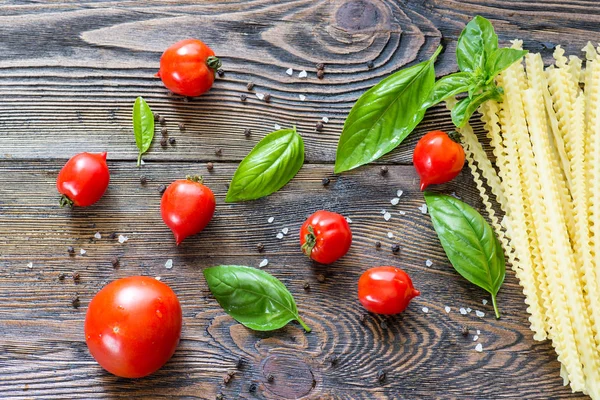 Ingredienti per pasta. Pomodori ciliegini, pasta spaghetti, basilico e s — Foto Stock