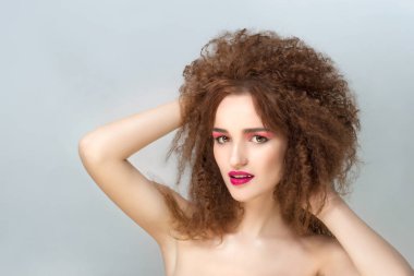 Afro saçlı güzel kadın