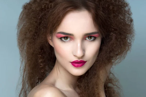 Hermosa mujer con cabello afro —  Fotos de Stock