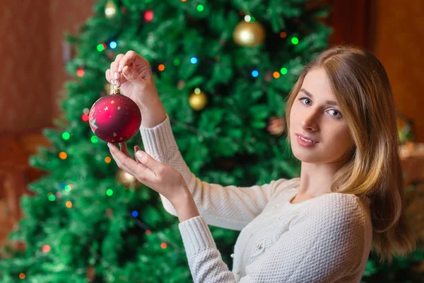 クリスマス ツリーを飾るかわいい女の子笑顔金髪女性 — ストック写真