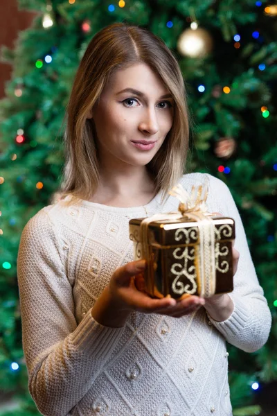 Woman portrait hold christmas gift. Smiling happy girl on christ — Stock Photo, Image