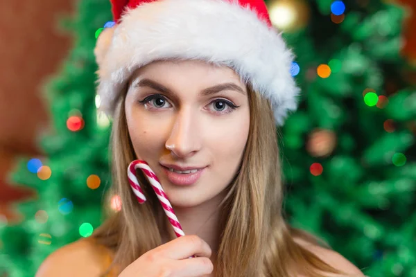 美しい女性の肖像画等クリスマス ツリー ライト背景。ha — ストック写真