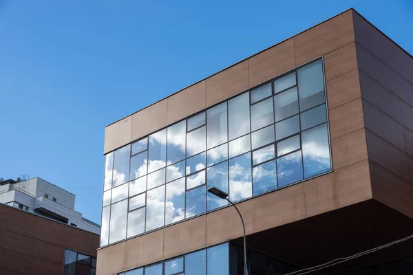 Äußere eines modernen Bürogebäudes — Stockfoto
