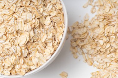 Kuru yulaf gevreği yulaf ezmesi haddelenmiş.