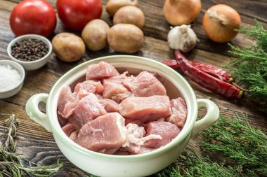 Çiğ domuz jambon sebze ve baharat ahşap kesme domuz üzerinde