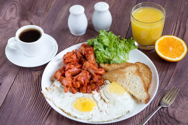 Listo para desayunar con salchichas, huevos y tostadas —  Fotos de Stock