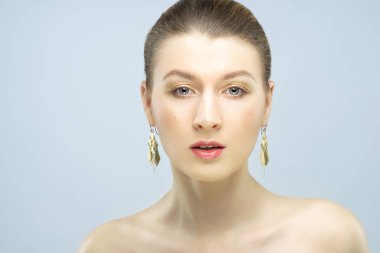 Güzel genç kadın yüzü. Stüdyo vurdu.