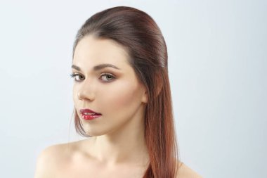 Güzel genç kadın yüzü. Stüdyo vurdu.