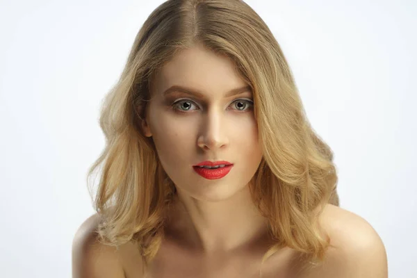 Szőke nő természetes haj szépségét Vértes portré — Stock Fotó