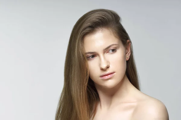 Studio shot de jeune belle femme avec maquillage nu — Photo