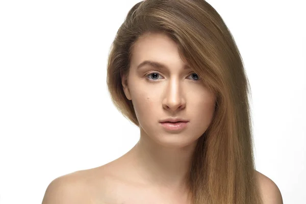 Estudio de tiro de joven hermosa mujer con maquillaje desnudo —  Fotos de Stock
