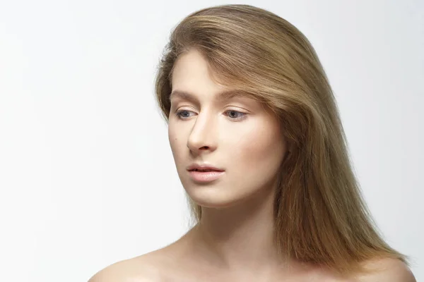 Estudio de tiro de joven hermosa mujer con maquillaje desnudo —  Fotos de Stock