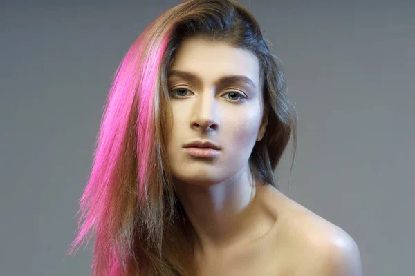 Barevné krásná mladá žena pózuje Fantasy portrét barevné L — Stock fotografie