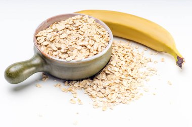 Tabak yulaf ezmesi beyaz arka plan üzerinde