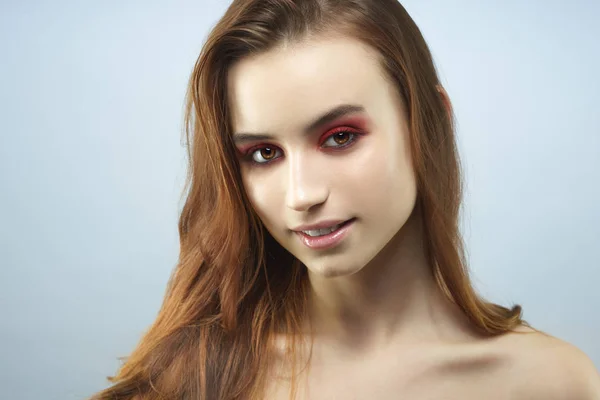 Nádherná mladá žena na sobě barevné make-up — Stock fotografie
