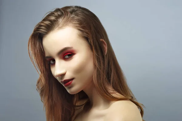 Underbar ung kvinna klädd i färgglada make-up — Stockfoto