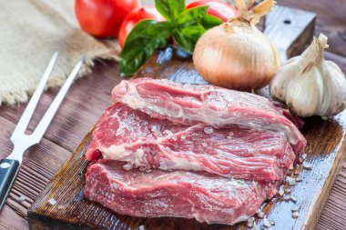 Koyu ahşap masada çiğ biftek..