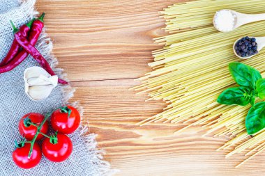 Makarna malzemeler. domates, sarımsak, biber ve ahşap bac üzeri yağlıboya