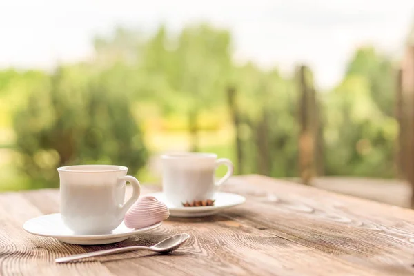 Dos tazas de té y malvavisco en una mesa de madera rústica —  Fotos de Stock
