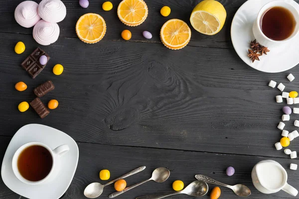 Uma variedade de chá, café, marshmallow, chocolate e laranja . — Fotografia de Stock