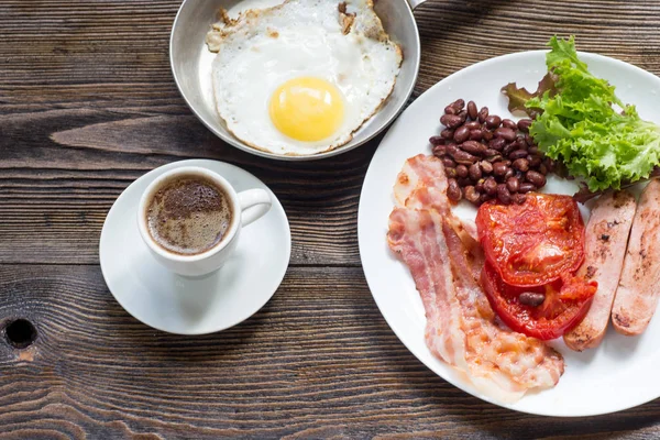 Americká snídaně, slanina, klobása, rajče, fazole a salátem — Stock fotografie