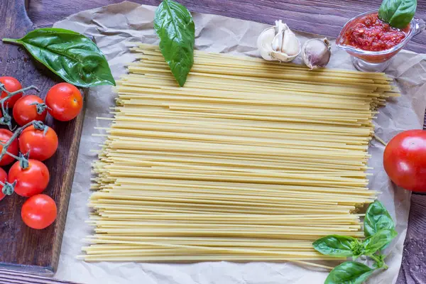 Spaghetti italiani con pomodori — Foto Stock