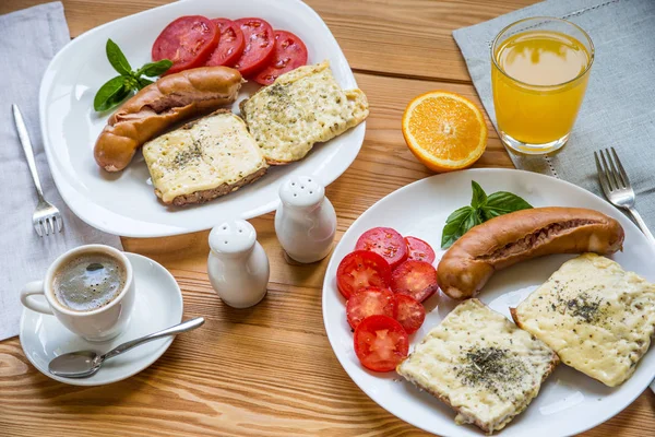 Kızarmış sosis, peynirli tost ve kahve Kahvaltı — Stok fotoğraf
