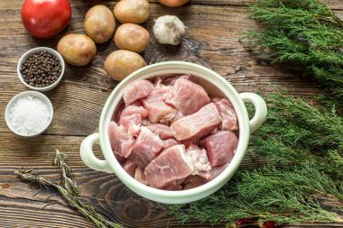 Çiğ domuz jambon sebze ve baharat ahşap kesme domuz üzerinde