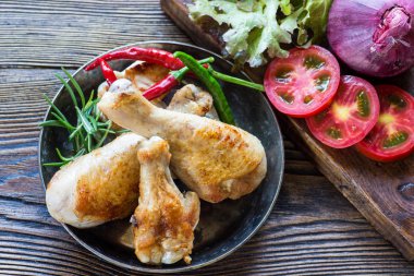 Kızarmış tavuk budu biberiye ve domates ile.