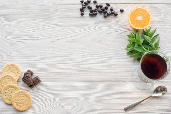 Bovenaanzicht van vruchten thee op houten plank tafel — Stockfoto