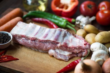Aşçı kaburga ve sebze kesme tahtası üzerinde hazır