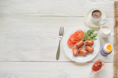 Kahvaltı - haşlanmış yumurta, sosis, kahve fincanı ve sebze kızarmış