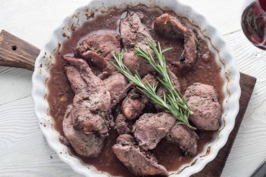 Şarap soslu ızgara tavuk