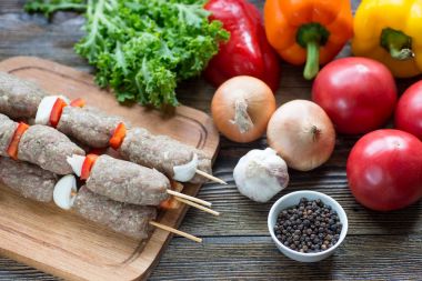 taze çiğ kıyma kebap şişleri