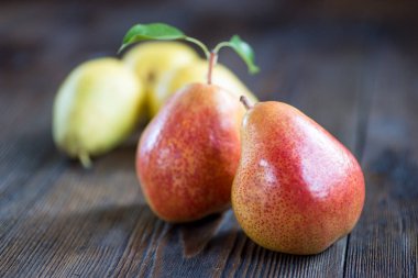 Köy ahşap bir masada taze taze organik armutlar.