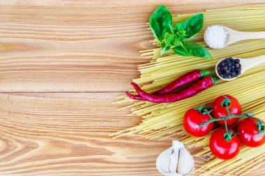 Makarna malzemeler. domates, sarımsak, biber ve ahşap bac üzeri yağlıboya