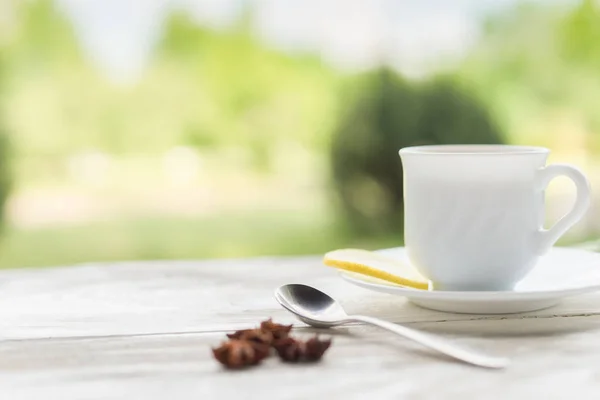 Té de hierbas con menta en la mesa de madera vieja . —  Fotos de Stock