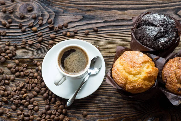 Espresso im klassischen Stil mit Schoko-Chip-Muffin — Stockfoto