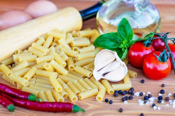 Ingredienti per pasta. Pomodori ciliegia, basilico fresco, spezie — Foto Stock