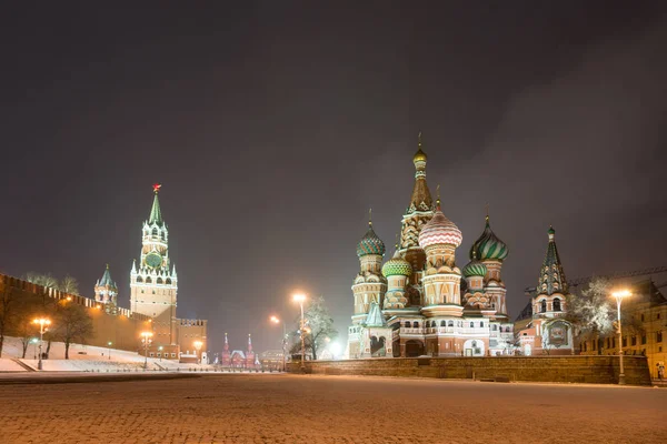 Verklikstoffen in de buurt van de muur van het Kremlin en het Rode plein vanavond — Stockfoto