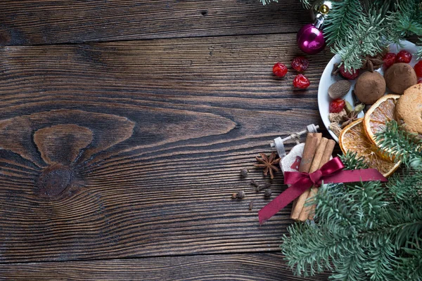 Noel Natürmort: tarçın, anason ve köknar-koniler, stüdyo vurdu — Stok fotoğraf
