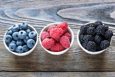 Rustik ahşap bir masa üzerinde kase taze çilek