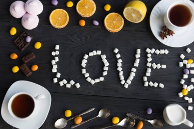 Bir ürün yelpazesine çay, kahve, lokum, çikolata ve portakal.