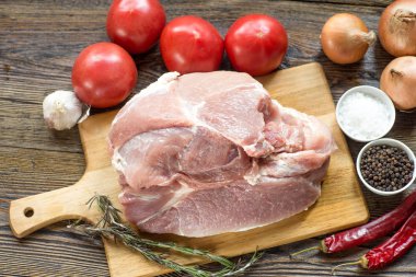 Çiğ domuz jambon sebze ve baharat ahşap kesme domuz üzerinde