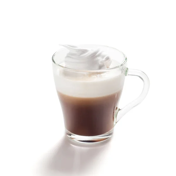 Kopp kaffe med mjölk isolerad på vit — Stockfoto