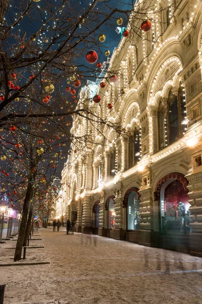 Calles totalmente decoradas para Navidad. Casa iluminada con li — Foto de Stock