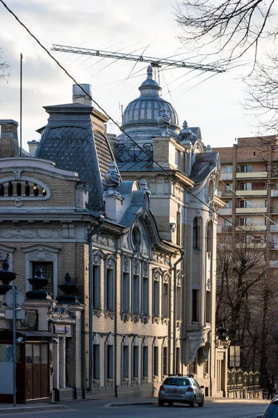 Vista sulla strada, il centro storico di Mosca alla luce del giorno — Foto Stock